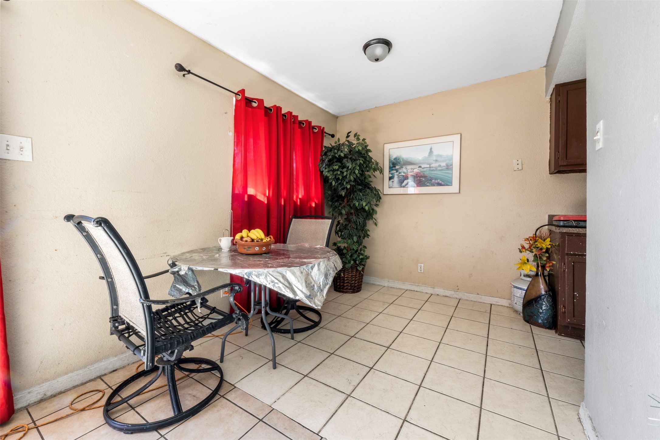 7726 Boggess Road Houston, TX 77016 - Photo 6 of 30 a view of a livingroom with furniture and a window