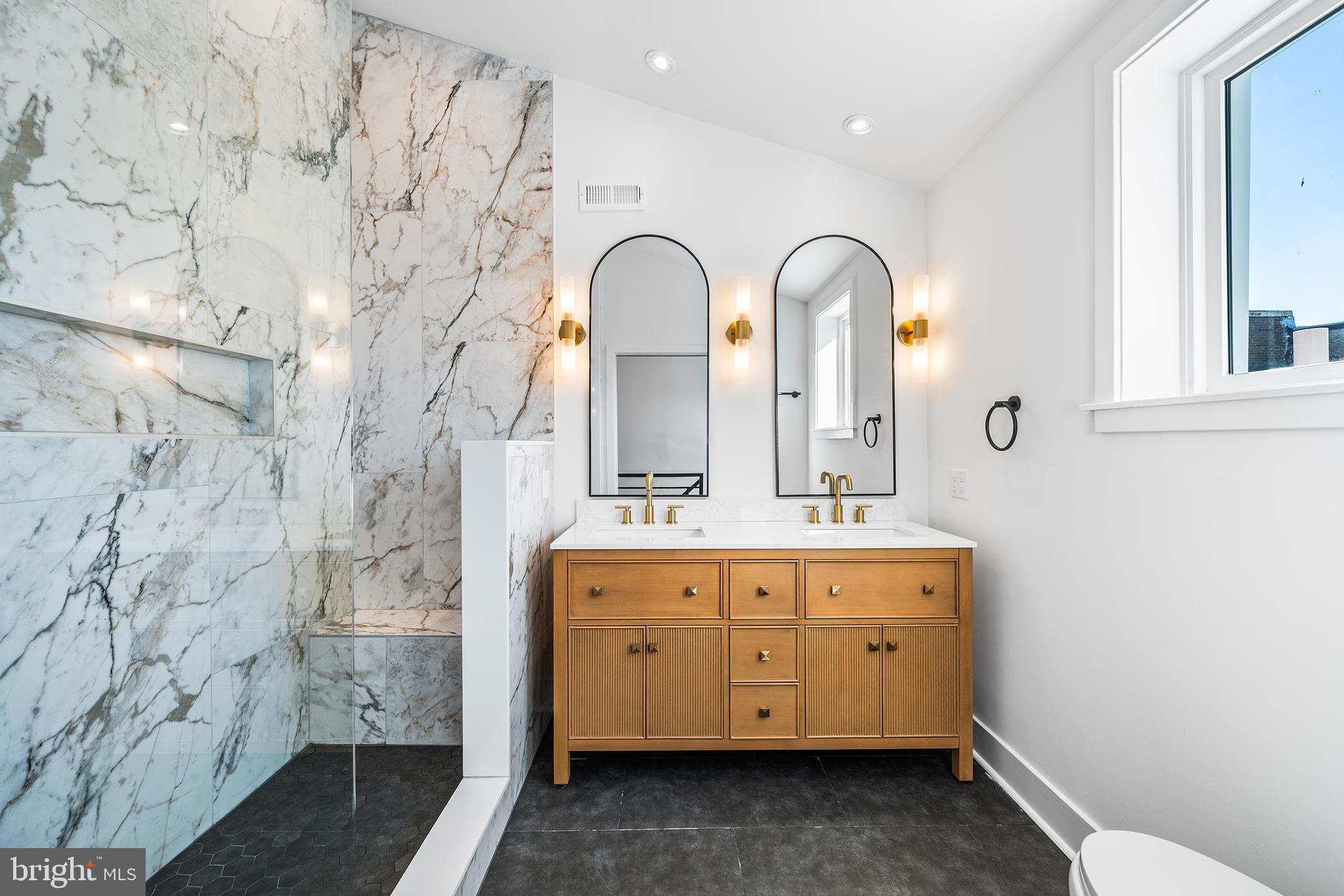 714 Earp Street Philadelphia, PA 19147 - Photo 7 of 30 3rd Floor - Master Bath