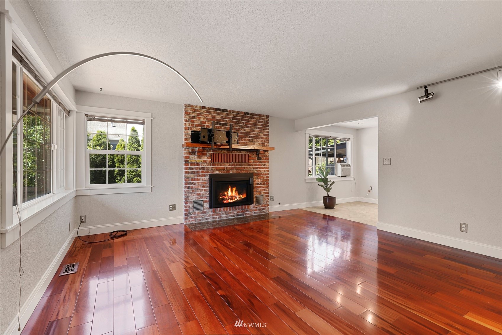 1932 Northeast 20th Street Renton, WA 98056 - Photo 4 of 40 Gallery Image 4