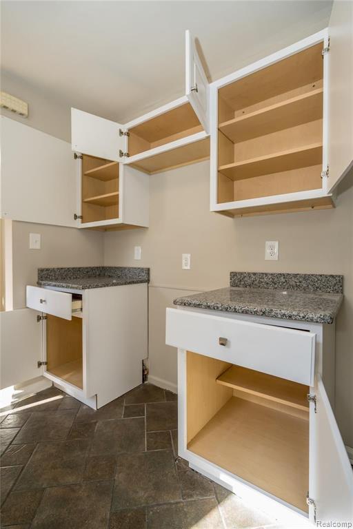 24844 Landau Center Line, MI 48015 - Photo 10 of 58