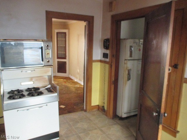 846 Helmsdale Road Cleveland Heights, OH 44112 - Photo 9 of 19