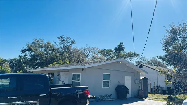 a view of a house with backyard