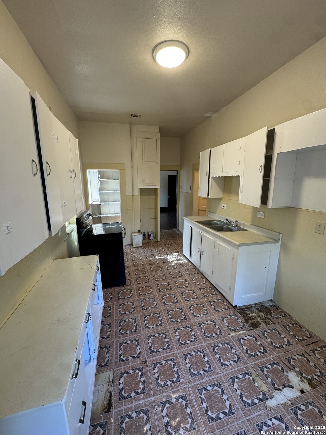 262 Orchard Road San Antonio, TX 78220 - Photo 9 of 16 a kitchen with sink stove and refrigerator