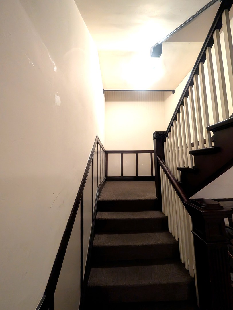 1419 East 56th Street, Unit 1 Chicago, IL 60637 - Photo 4 of 35 a view of entryway