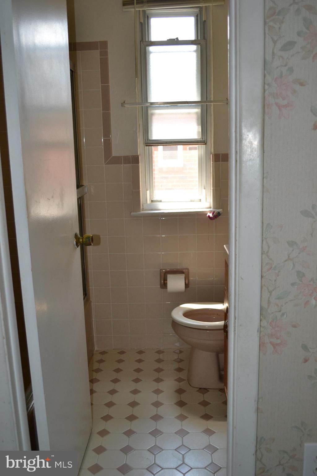 425 W Road Ridley Park, PA 19078 - Photo 35 of 38 Hallway Bathroom