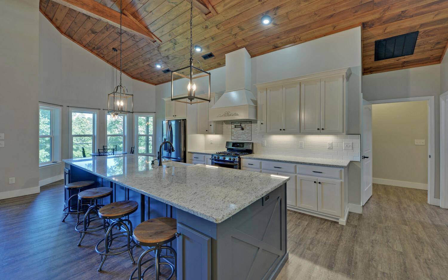 517 Wright Road Murphy, NC 28906 - Photo 4 of 44 a kitchen with granite countertop a table chairs stove and wooden floor
