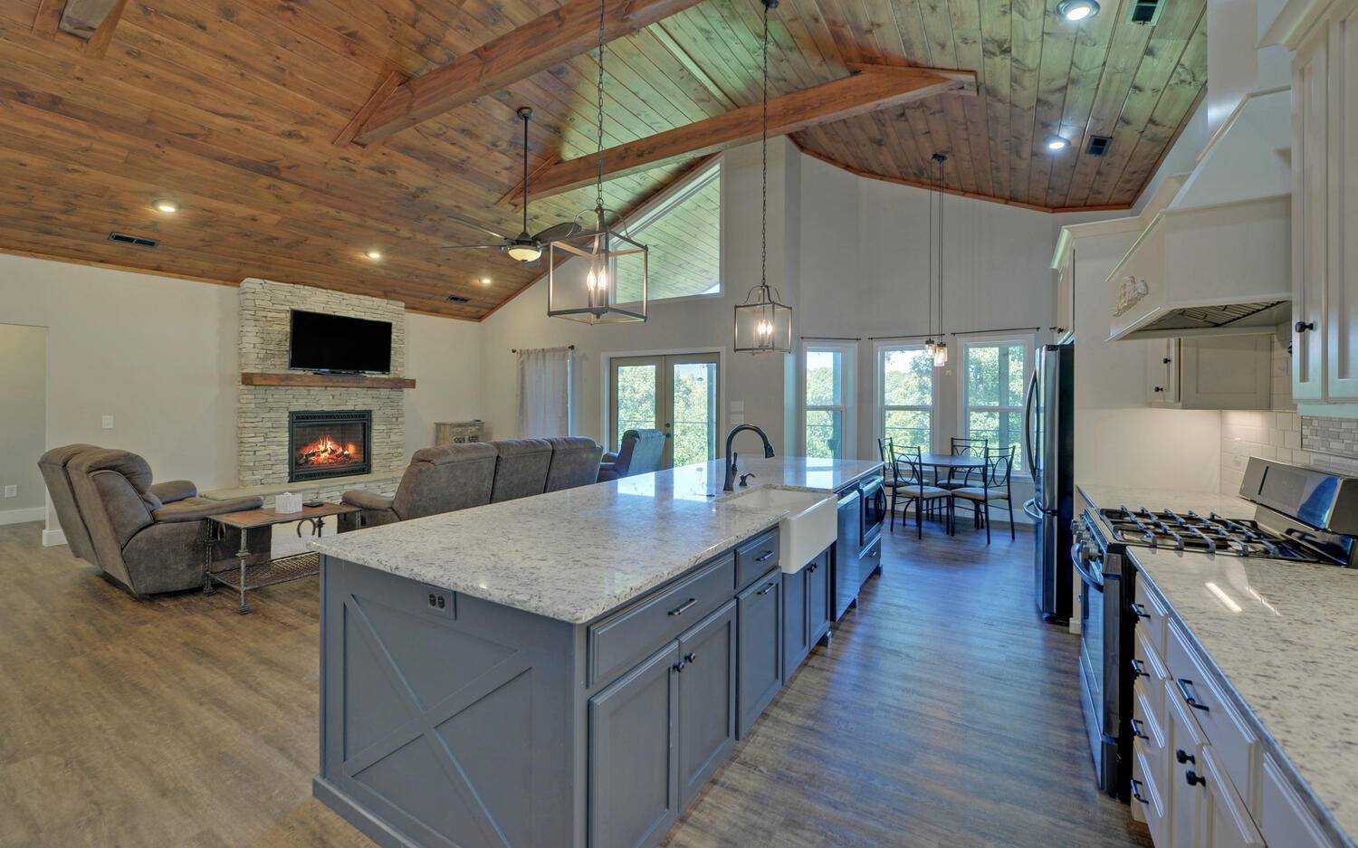 517 Wright Road Murphy, NC 28906 - Photo 5 of 44 a kitchen with granite countertop lots of counter top space