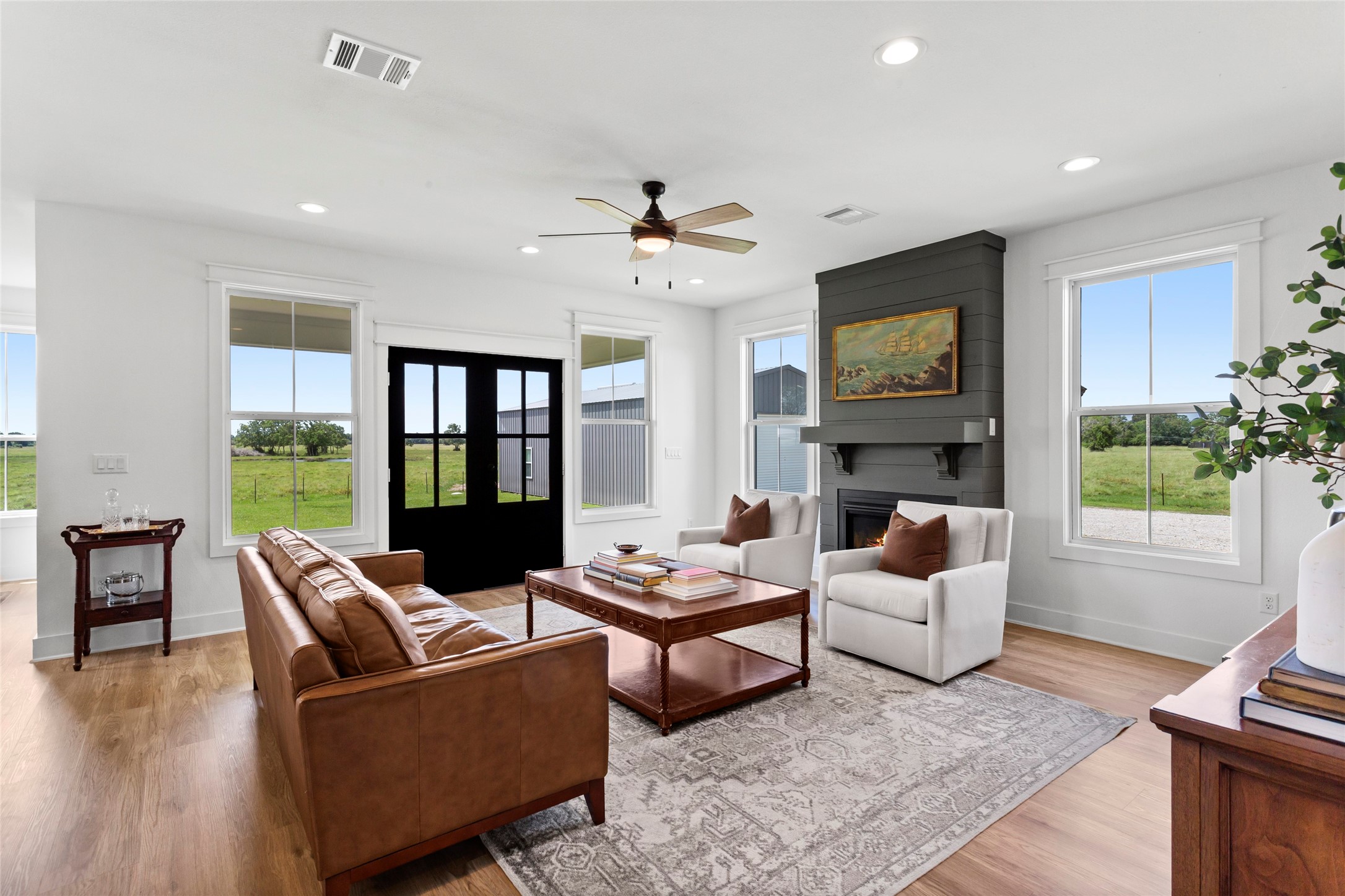 4473 County Road 172 Alvin, TX 77511 - Photo 7 of 36 Spacious living room that is open to the kitchen