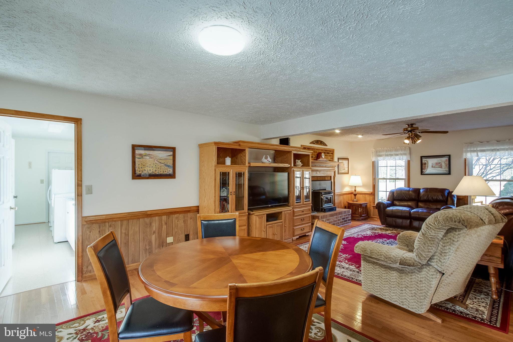 39 Salem Lane Stafford, VA 22554 - Photo 11 of 34 Easily entertain with eat-in off family room