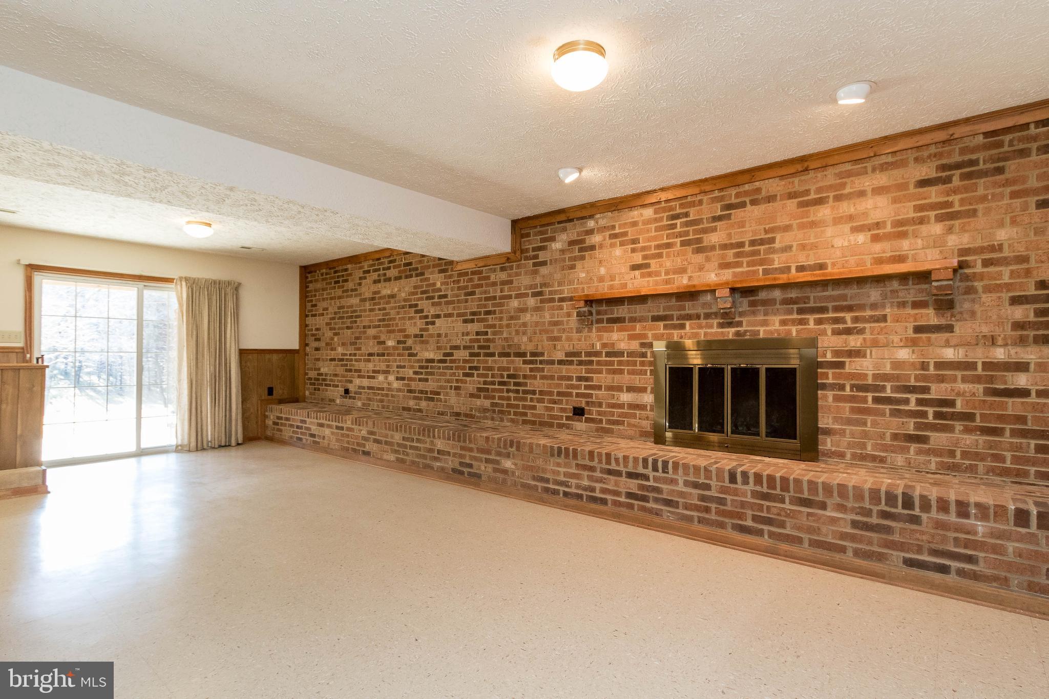 39 Salem Lane Stafford, VA 22554 - Photo 25 of 34 Beautiful brick accent wall