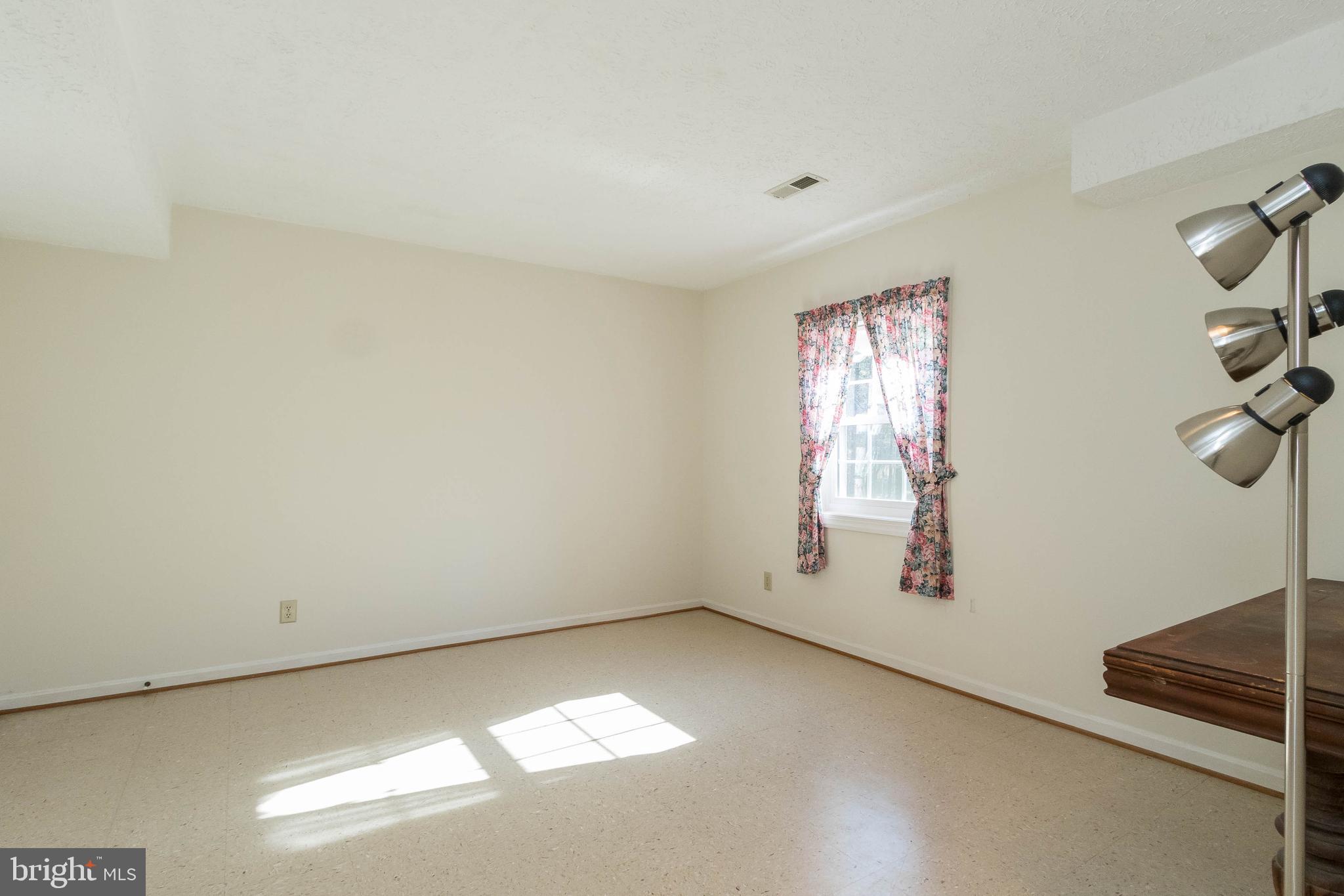 39 Salem Lane Stafford, VA 22554 - Photo 28 of 34 Separate basement bedroom