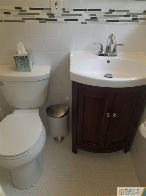 30 Agate Road East Brunswick, NJ 08816 - Photo 28 of 40 a bathroom with a toilet sink and mirror