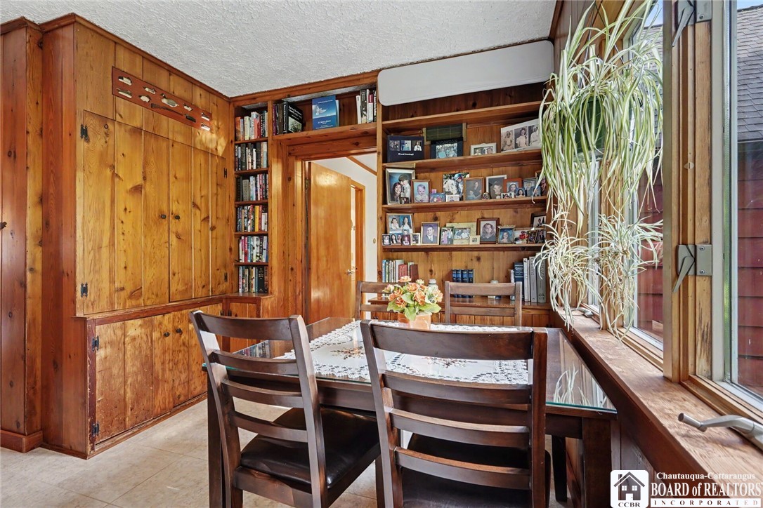 9303 Falls Road Colden, NY 14170 - Photo 26 of 50 Library/sitting area