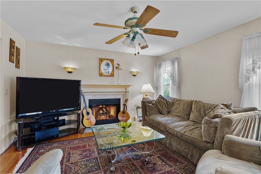 40 Bakewell Court Cranston, RI 02921 - Photo 13 of 48