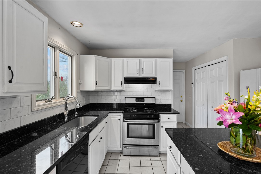 40 Bakewell Court Cranston, RI 02921 - Photo 4 of 48