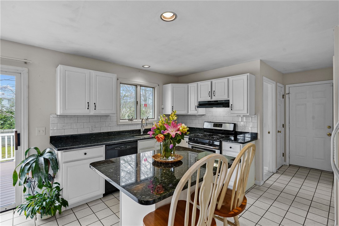 40 Bakewell Court Cranston, RI 02921 - Photo 8 of 48