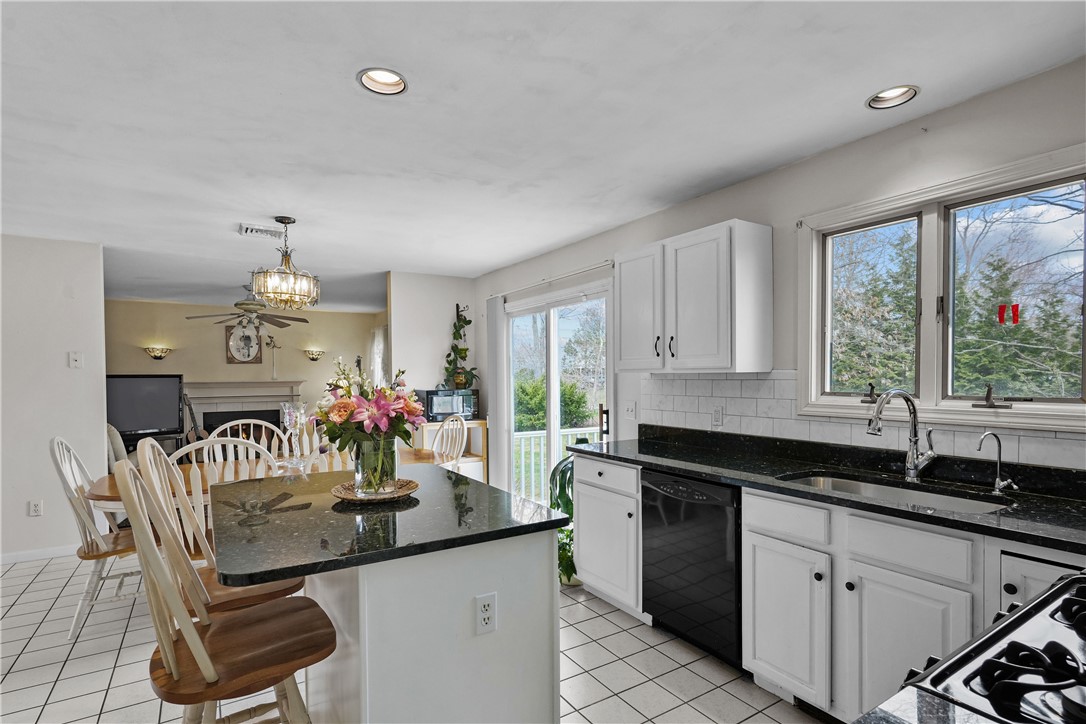 40 Bakewell Court Cranston, RI 02921 - Photo 9 of 48