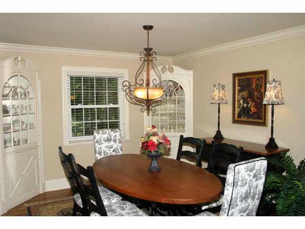 2811 Helston Road Columbus, OH 43220 - Photo 2 of 10