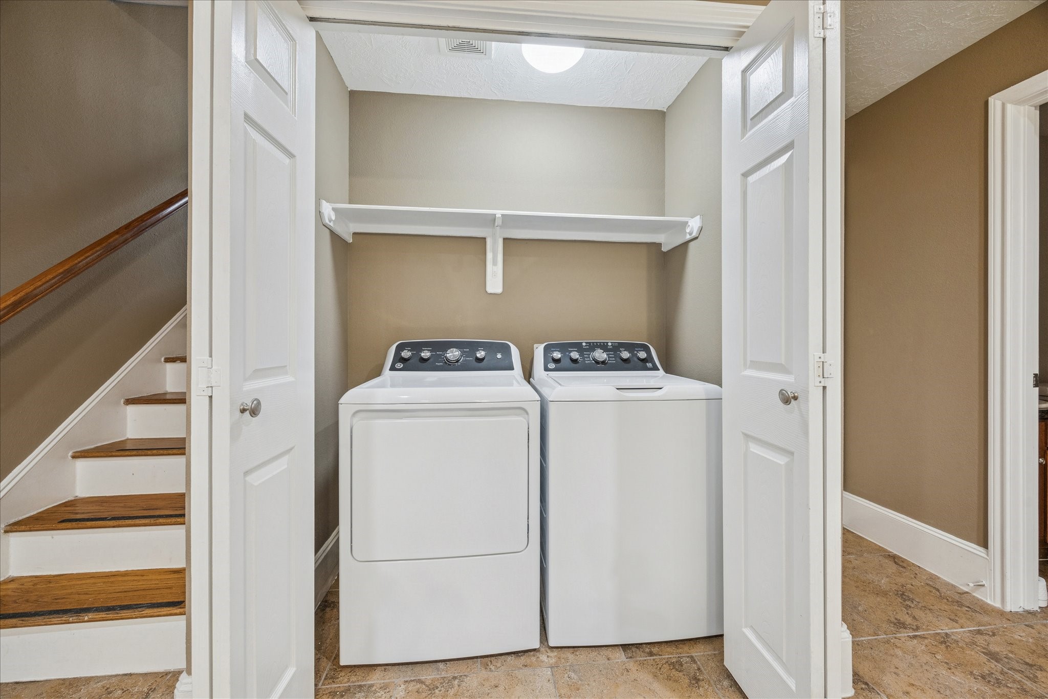 1376 Studer Street Houston, TX 77007 - Photo 25 of 38 a utility room with dryer and washer