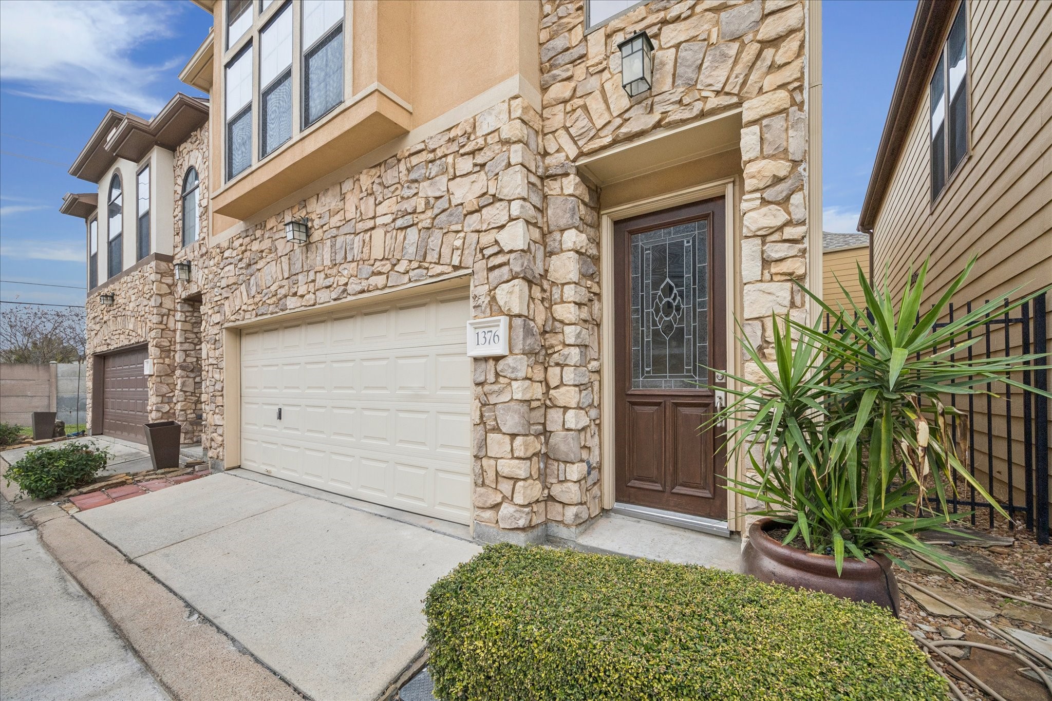 1376 Studer Street Houston, TX 77007 - Photo 34 of 38 Well maintained community and beautiful unit. Welcoming entrance.