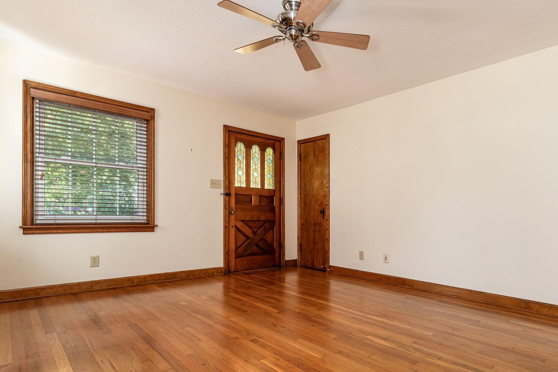 696 Vernon Road Columbus, OH 43209 - Photo 8 of 46 Living / Family Room