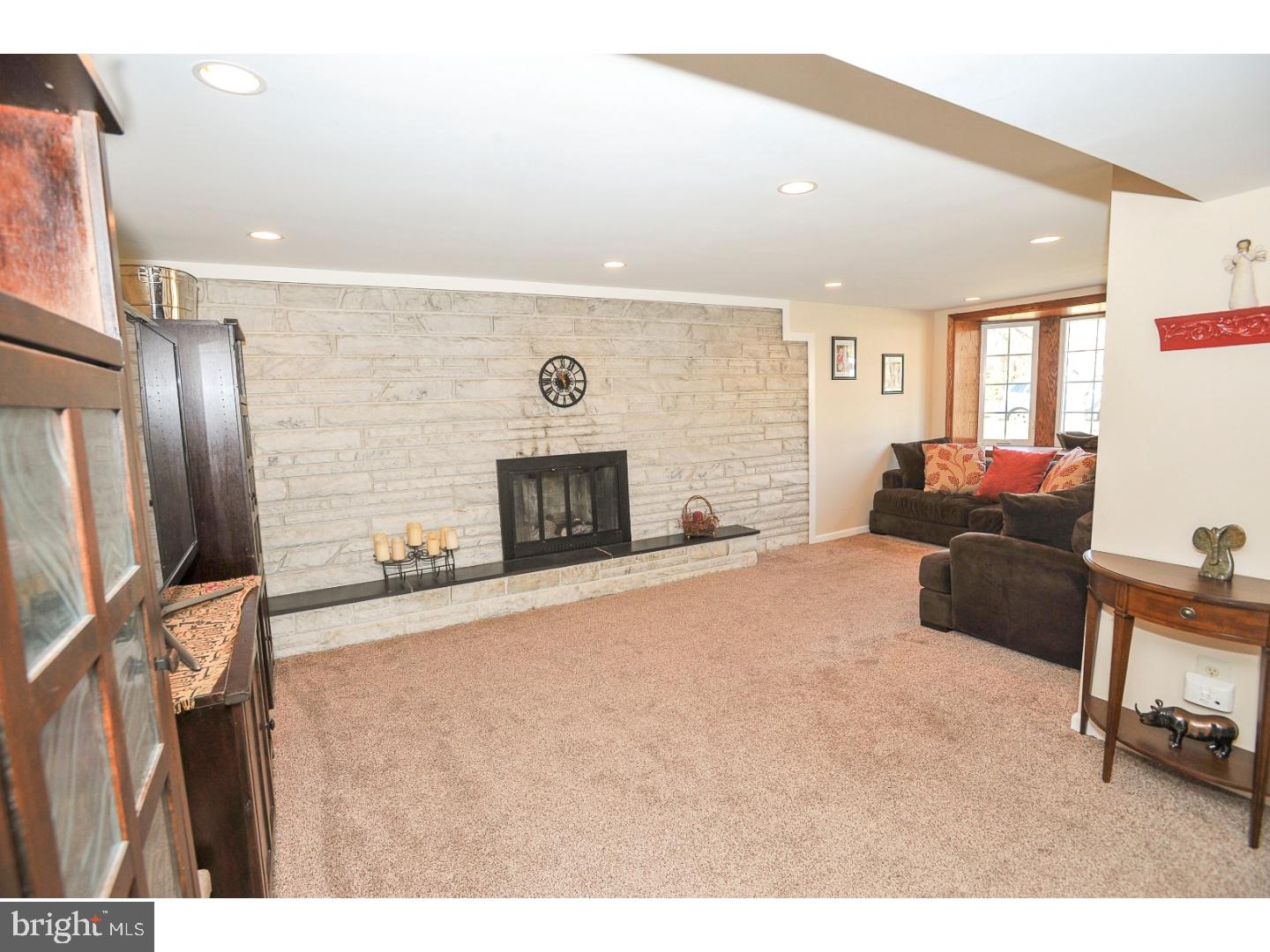 9235 Darlington Road Philadelphia, PA 19115 - Photo 4 of 25 Family Room