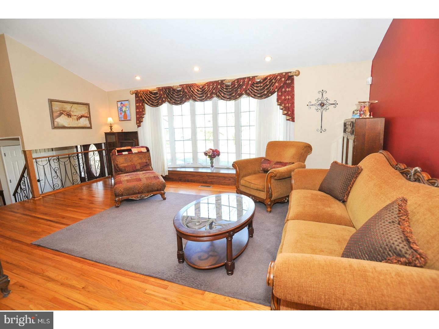9235 Darlington Road Philadelphia, PA 19115 - Photo 8 of 25 Living Room