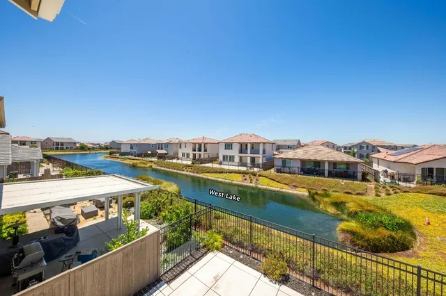 an aerial view of a tennis court