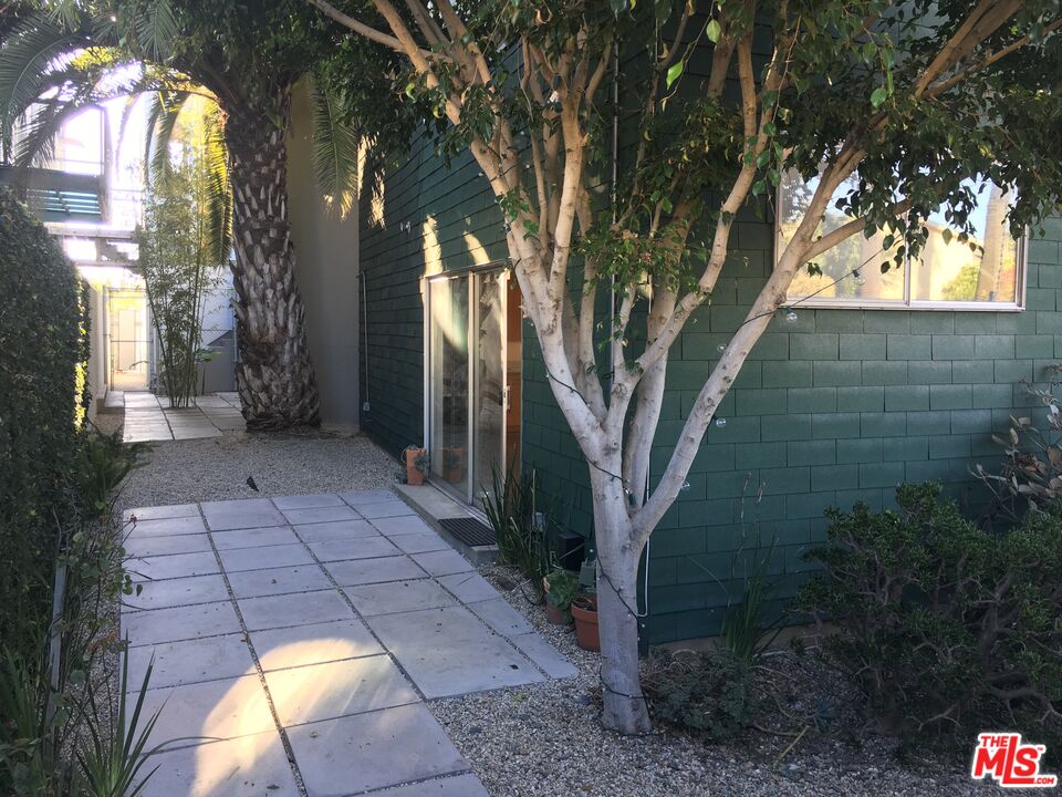 326 Indiana Avenue, Unit A Venice, CA 90291 - Photo 7 of 15 a backyard of a house with lots of green space