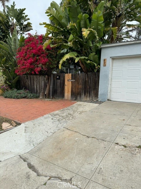 a view of entryway with wooden fence