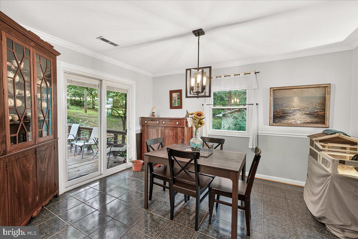 6144 Mt Phillip Road Frederick, MD 21703 - Photo 13 of 32 Dining room