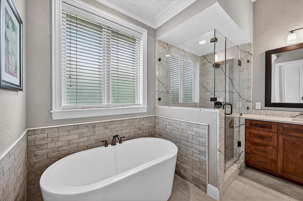 6656 Roughleaf Ridge Road Flower Mound, TX 76226 - Photo 20 of 40 a bathroom with a bathtub and a sink