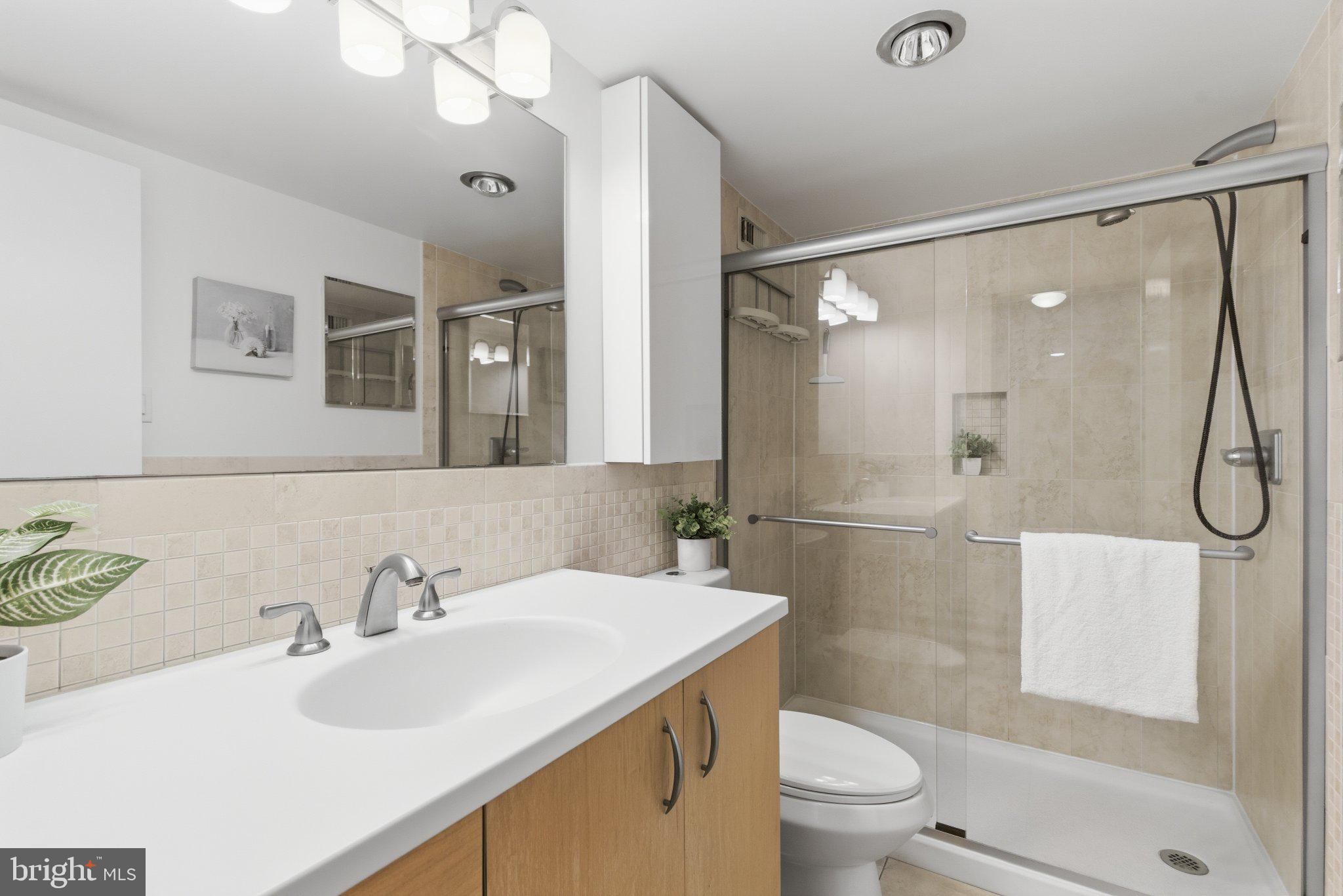 5225 Pooks Hill Road, Unit 1323S Bethesda, MD 20814 - Photo 19 of 39 a bathroom with a sink toilet and shower