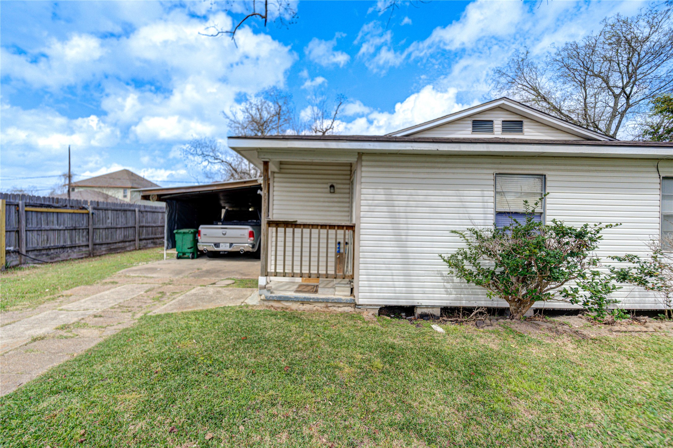 6109 Hertford Street Houston, TX 77048 - Photo 29 of 34 a front view of a house with a yard