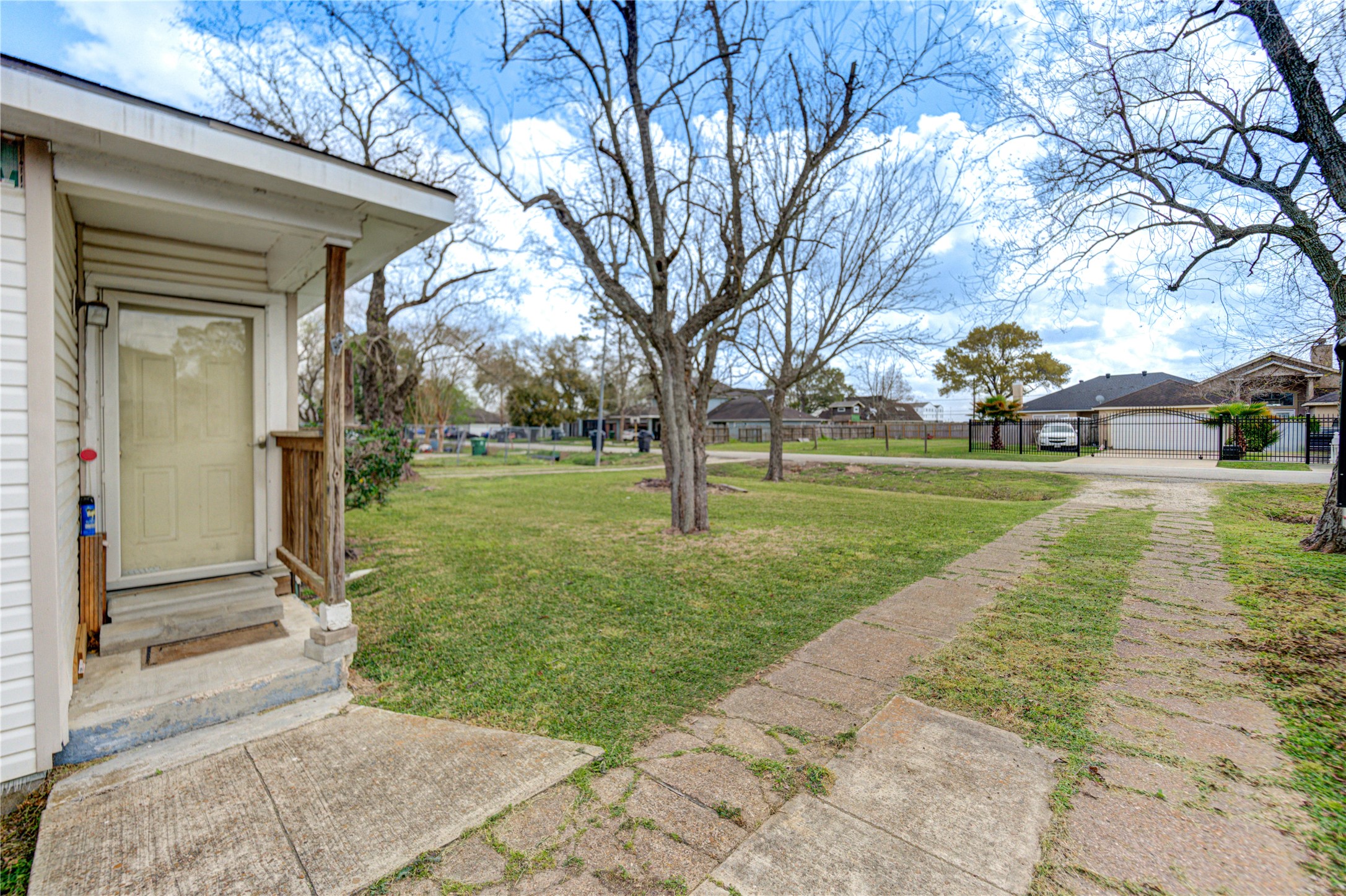 6109 Hertford Street Houston, TX 77048 - Photo 33 of 34 a view of a volley ball court