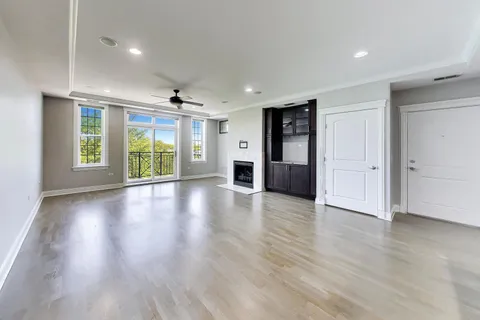 $675,000 | 1915 West Diversey Parkway, Unit 402, Chicago, IL 60614