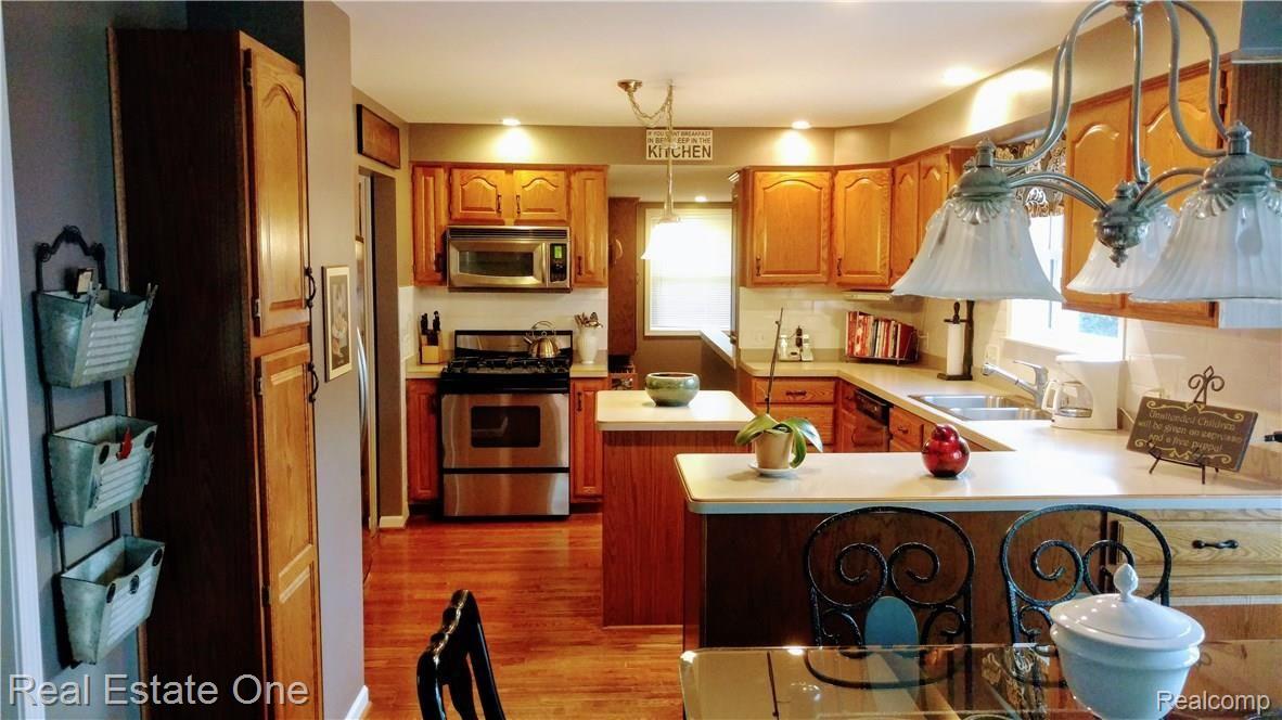 3249 Wakefield Road Berkley, MI 48072 - Photo 7 of 44 Dining room and kitchen from foyer