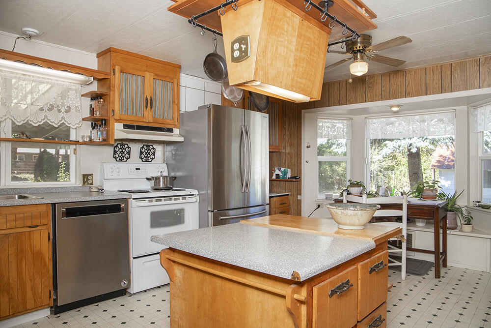 1018 Thompson Creek Road Selma, OR 97538 - Photo 5 of 37 3