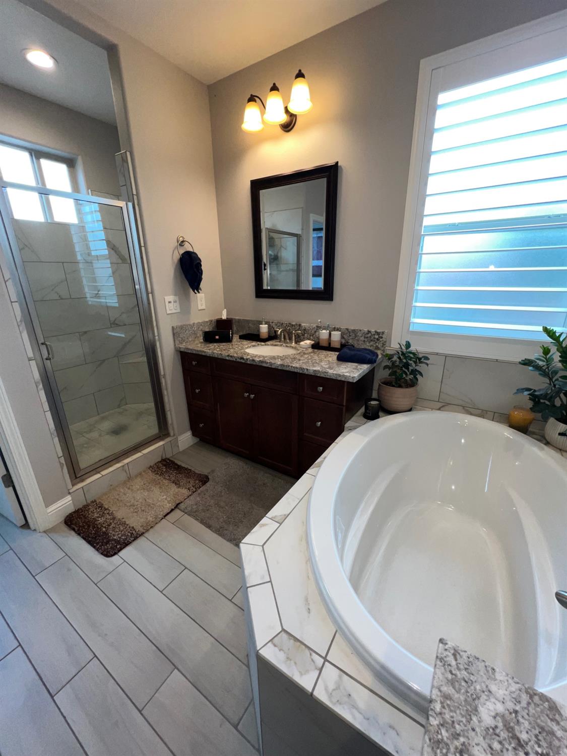 889 Coloma Place Madera, CA 93637 - Photo 41 of 61 a bathroom with a tub sink and mirror