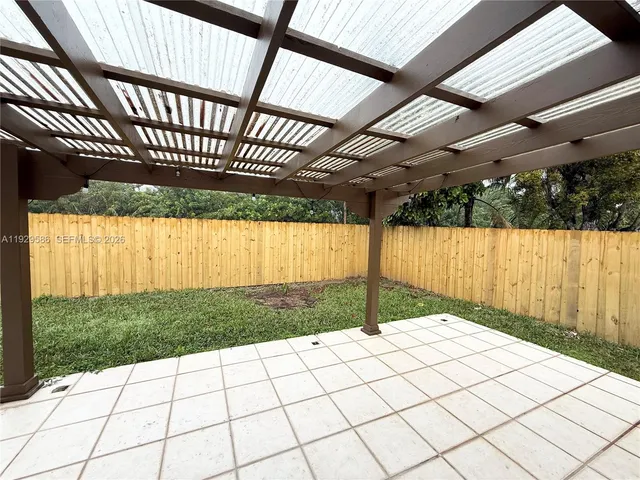 a view of backyard with pathway