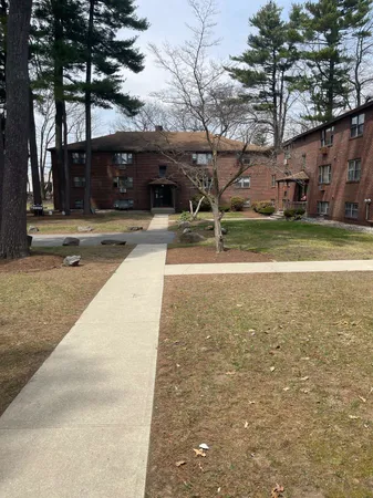 $2,400 | 4 Brook Road, Unit 8, Salem, NH 03079