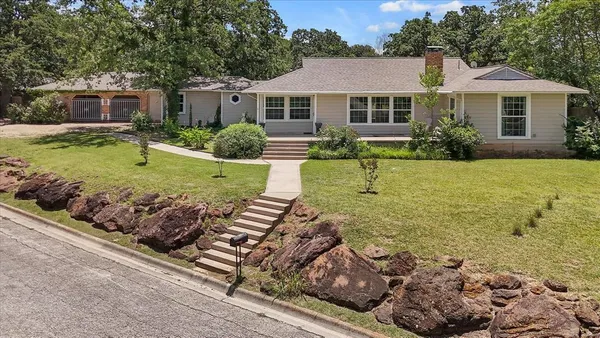 $379,000 | 425 Oakhill Drive, Denton, TX 76201