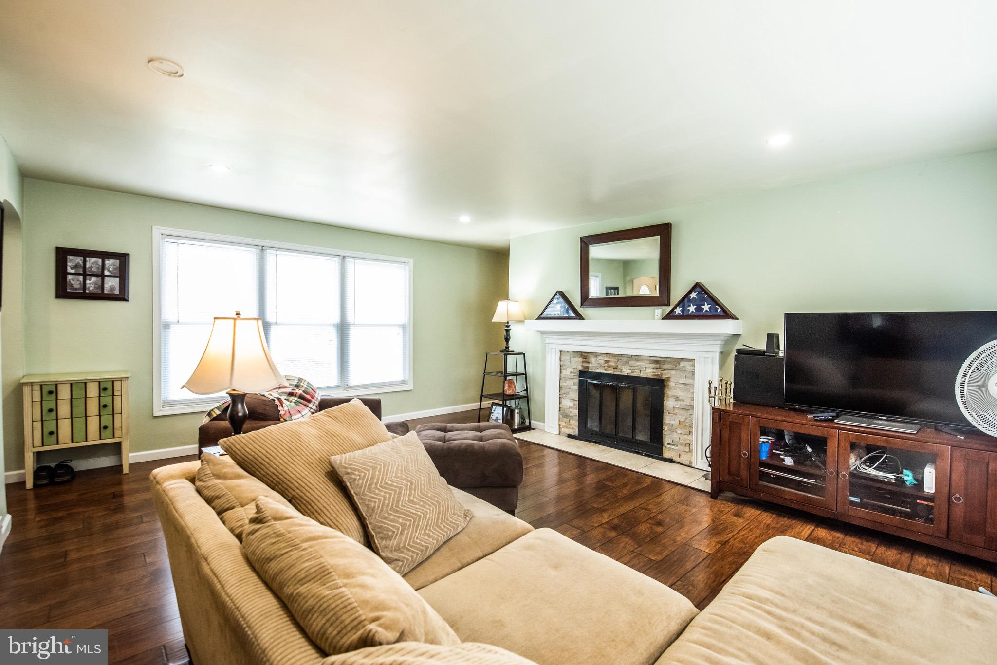 321 Warren Road Hatboro, PA 19040 - Photo 16 of 48 Living Room