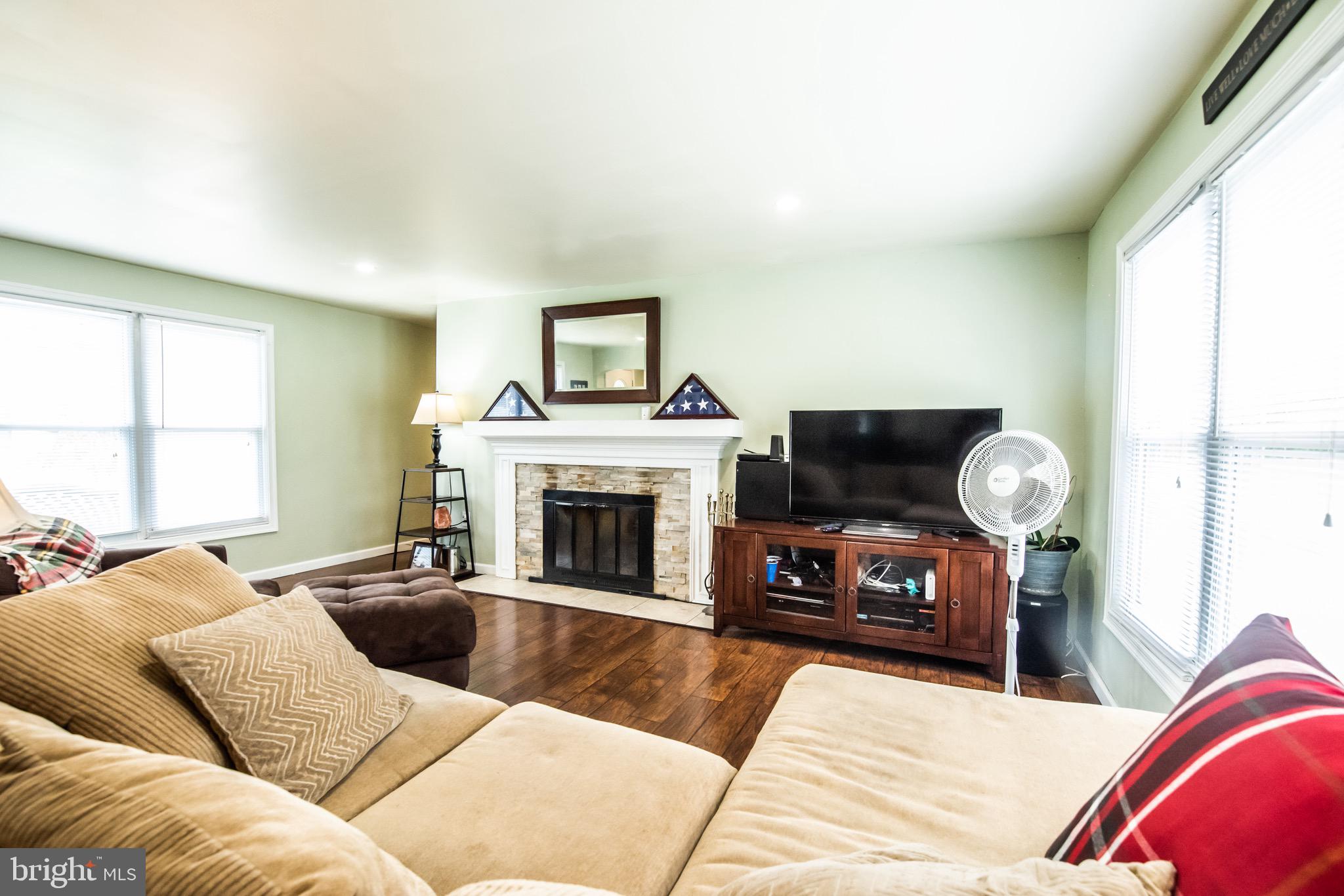 321 Warren Road Hatboro, PA 19040 - Photo 17 of 48 Living Room