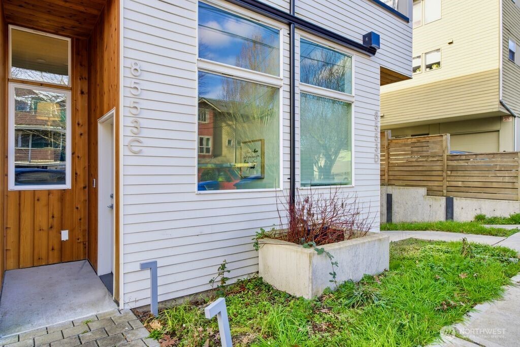 8553 Midvale Avenue North, Unit C Seattle, WA 98103 - Photo 2 of 21