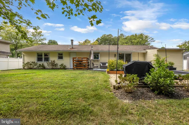 a view of a house with backyard and garden