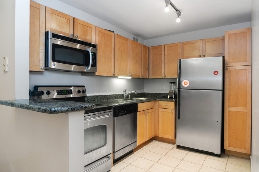 655 West Irving Park Road, Unit 4011 Chicago, IL 60613 - Photo 5 of 11