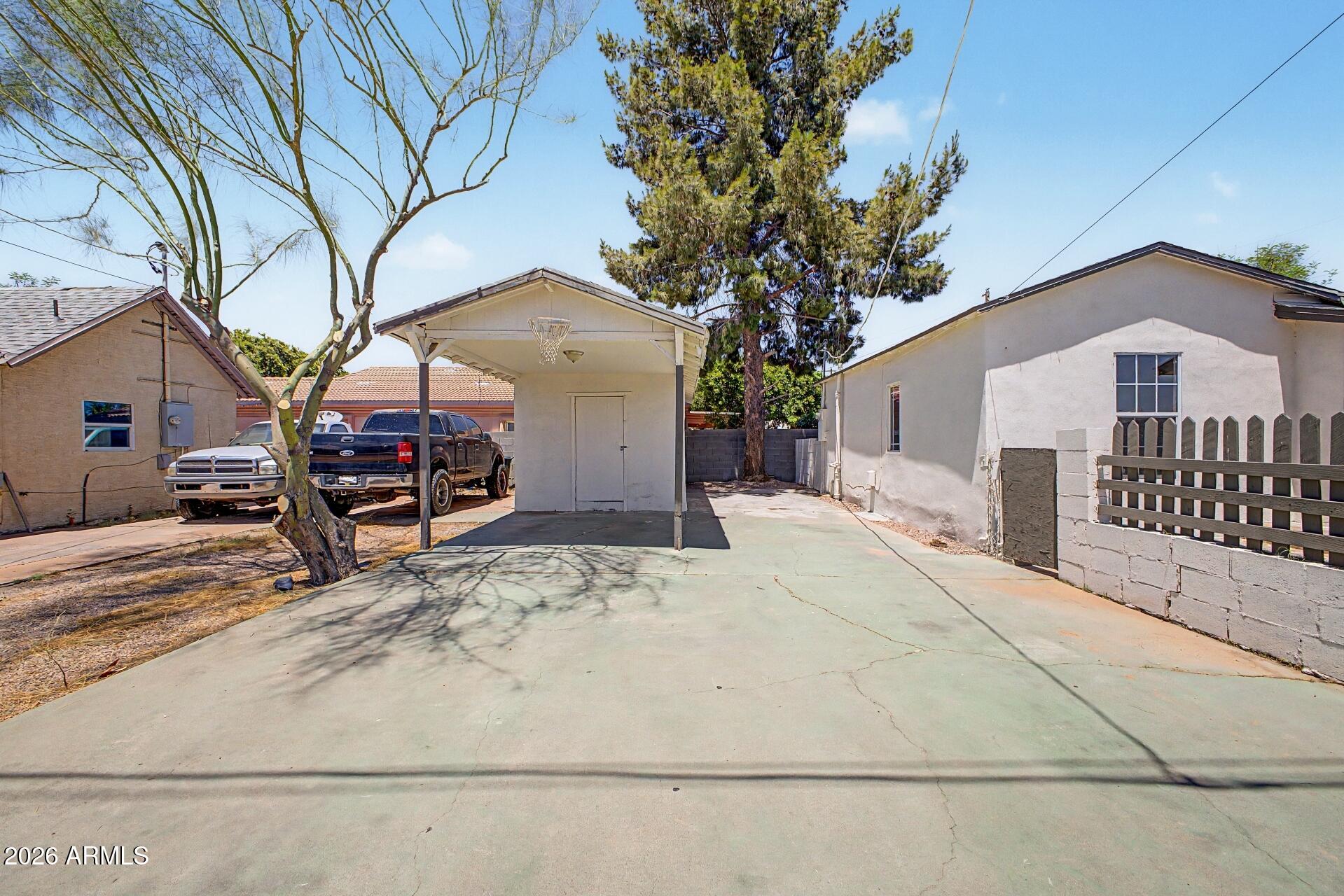 1010 East Chipman Road Phoenix, AZ 85040 - Photo 2 of 25 02 - Chipman