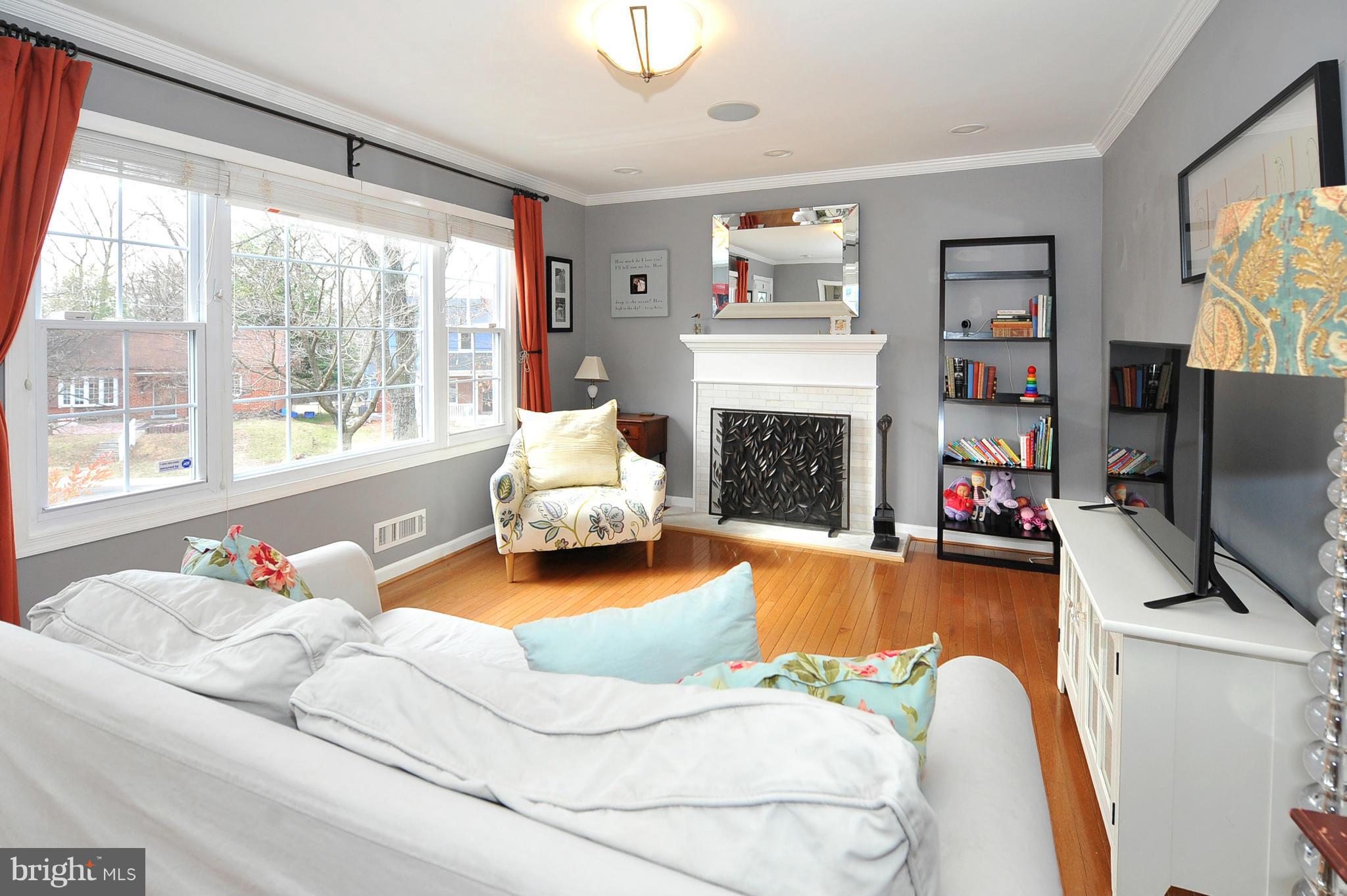 11525 Soward Drive Silver Spring, MD 20902 - Photo 3 of 27 Living Room