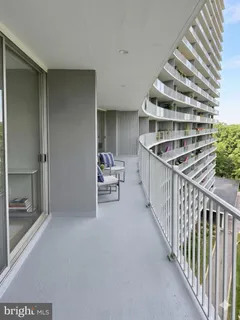a view of entryway with a front door
